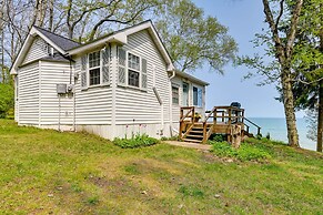 Beachy Palms Cottage on Lake Huron w/ Hot Tub!
