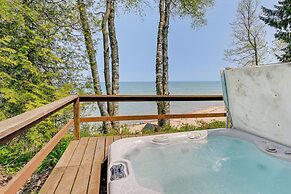 Beachy Palms Cottage on Lake Huron w/ Hot Tub!