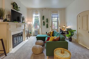 Walk to Restaurants & Shops: Apt in Pennsylvania!