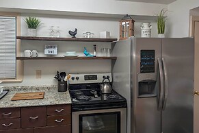 Walk to Restaurants & Shops: Apt in Pennsylvania!