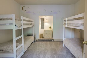 Walk to Restaurants & Shops: Apt in Pennsylvania!