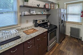 Walk to Restaurants & Shops: Apt in Pennsylvania!