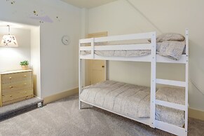 Walk to Restaurants & Shops: Apt in Pennsylvania!