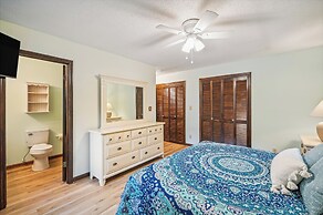 5 Mi to Boardwalk: Myrtle Beach Home Near Golfing