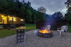 Fire Pit & Fall Foliage Views: Kentucky Mtn Home!