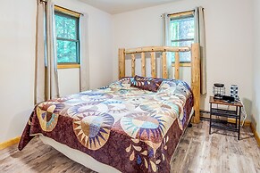 Lakefront Pearson Cottage w/ Swim Dock + Kayaks!