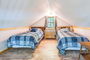 Lakefront Pearson Cottage w/ Swim Dock + Kayaks!