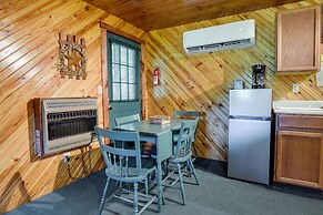 Cozy Green Bank Cabin ~ 2 Mi to Observatory!