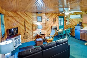 Cozy Green Bank Cabin ~ 2 Mi to Observatory!