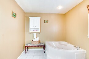 2 Mi to Lochmor Course: Pet-friendly Home, Hot Tub