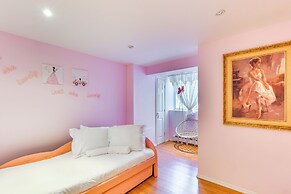 2 Mi to Lochmor Course: Pet-friendly Home, Hot Tub