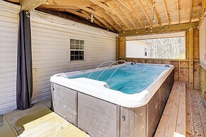 2 Mi to Lochmor Course: Pet-friendly Home, Hot Tub