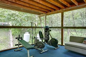 Unique Ferndale Retreat: Sauna, Deck & Home Gym!