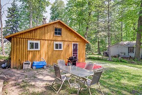 Charming Michigan Cottage w/ Sunroom & Lake Access