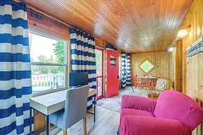 Charming Michigan Cottage w/ Sunroom & Lake Access