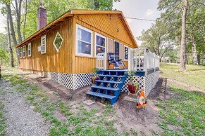 Charming Michigan Cottage w/ Sunroom & Lake Access