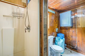 Charming Michigan Cottage w/ Sunroom & Lake Access