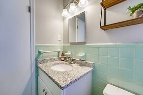 Top-floor Wyandotte Apt Near Detroit Riverfront!