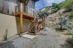 New Castle Getaway w/ Grill & Mountain Views!