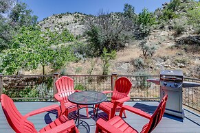 New Castle Getaway w/ Grill & Mountain Views!