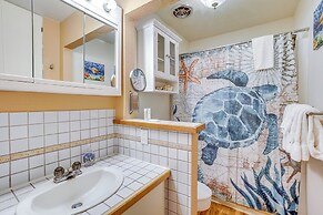 Kaunakakai Condo w/ Private Lanai & Ocean Views!