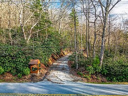 Near Highlands: 36-acre Scaly Mountain Lodge