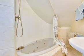 Turtle Cove Bay Beach House ~ 13 Mi to Buffalo!