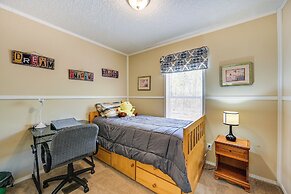 Peaceful Danbury Getaway - 3 Mi to Hanging Rock!