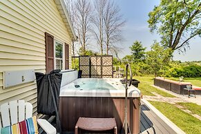 Walworth Home w/ Hot Tub - Near Golf Courses!