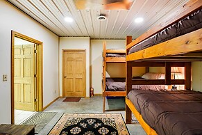 Pet-friendly Vienna Cabin w/ Screened-in Porch!