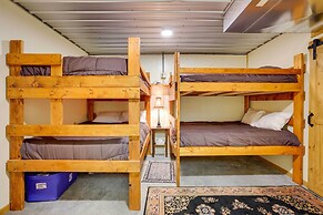 Pet-friendly Vienna Cabin w/ Screened-in Porch!