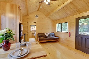 Scenic Deck & Grill: Middlebury Center Retreat!