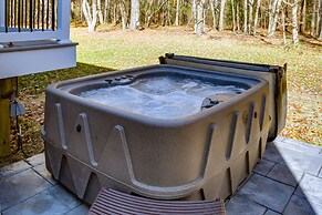 Christy's Cottage w/ Hot Tub - 2 Mi to Beach!