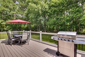 Christy's Cottage w/ Hot Tub - 2 Mi to Beach!