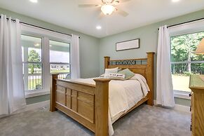 Christy's Cottage w/ Hot Tub - 2 Mi to Beach!