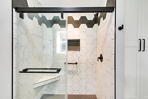 Christy's Cottage w/ Hot Tub - 2 Mi to Beach!