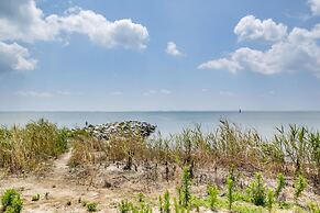 Christy's Cottage w/ Hot Tub - 2 Mi to Beach!
