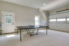 Christy's Cottage w/ Hot Tub - 2 Mi to Beach!