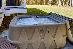 Christy's Cottage w/ Hot Tub - 2 Mi to Beach!