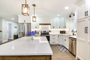 Christy's Cottage w/ Hot Tub - 2 Mi to Beach!