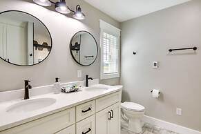 Christy's Cottage w/ Hot Tub - 2 Mi to Beach!