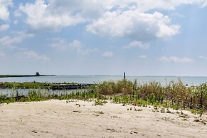 Christy's Cottage w/ Hot Tub - 2 Mi to Beach!