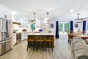 Christy's Cottage w/ Hot Tub - 2 Mi to Beach!