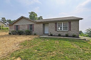 Corinth Getaway w/ Deck ~ 11 Mi to Ark Encounter!