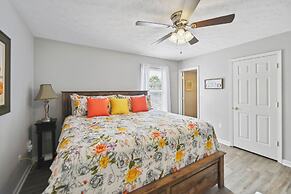 Corinth Getaway w/ Deck ~ 11 Mi to Ark Encounter!