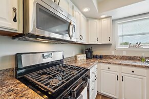 'heaven on the Hill' Retreat w/ Deck + Gas Grill!