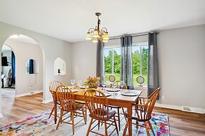 'heaven on the Hill' Retreat w/ Deck + Gas Grill!