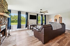 'heaven on the Hill' Retreat w/ Deck + Gas Grill!