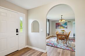 'heaven on the Hill' Retreat w/ Deck + Gas Grill!