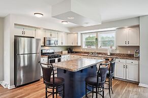 'heaven on the Hill' Retreat w/ Deck + Gas Grill!